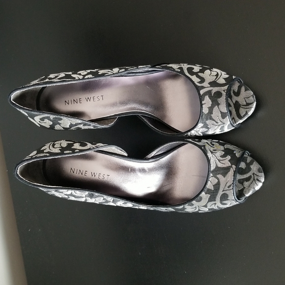 Nine West 4" Silver & Black platform heels - Picture 2 of 5